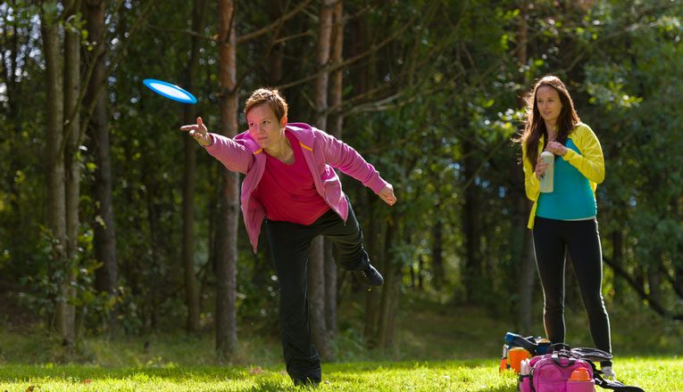 woman throw blue disc golf