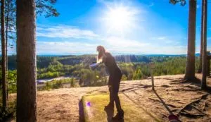 Read more about the article Basic Disc Golf Throws: Hyzer vs Anhyzer